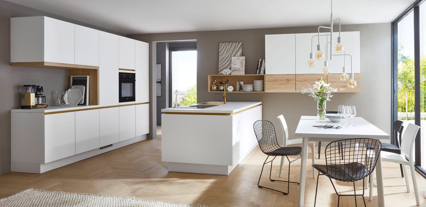Eine geplante Küche vom Küchenstudio Allersberg moderne weisse Küche mit Insel