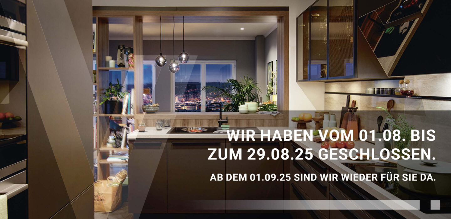 Banner mit einer dunkelbraunen Küche, welcher über die Betriebsferien informiert.