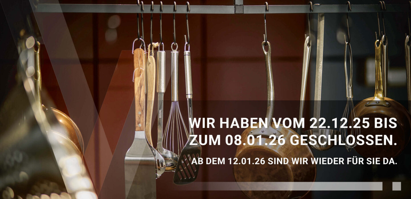Küchenutensilien wie Pfannen, Schneebesen und Kellen hängen an einer Stange vor einem warmen, dunklen Hintergrund. Darüber liegt der Text: „Wir haben vom 22.12.25 bis zum 08.01.26 geschlossen. Ab dem 12.01.26 sind wir wieder für Sie da.“