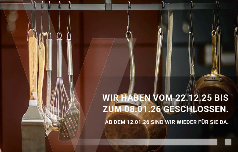 Küchenutensilien wie Pfannen, Schneebesen und Kellen hängen an einer Stange vor einem warmen, dunklen Hintergrund. Darüber liegt der Text: „Wir haben vom 22.12.25 bis zum 08.01.26 geschlossen. Ab dem 12.01.26 sind wir wieder für Sie da.“
