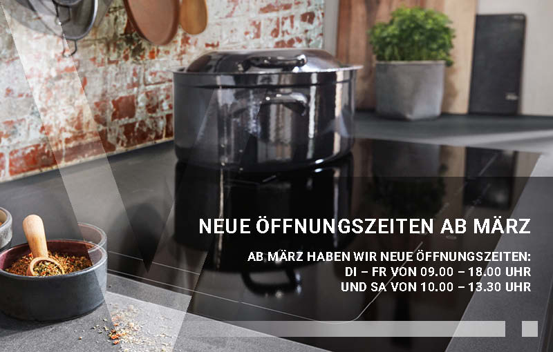 Eine Herdplatte auf der ein Kochtopf steht, daneben stehen Gewürze und Pflanzen.