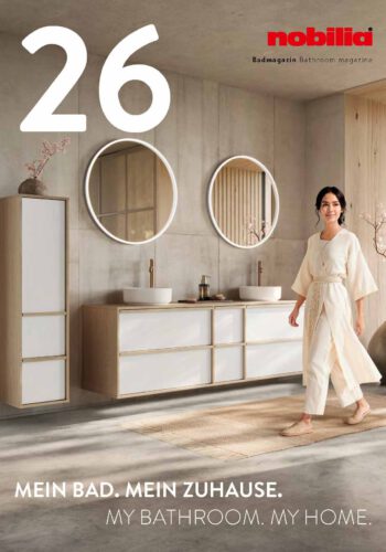 Eine Frau geht durch ein Badezimmer von nobilia im Japandi Stil – Das Badmagazin-Cover 2026.